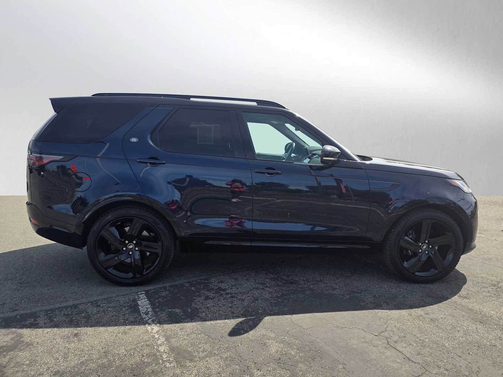 Used 2023 Land Rover Discovery Metropolitan Edition image 6