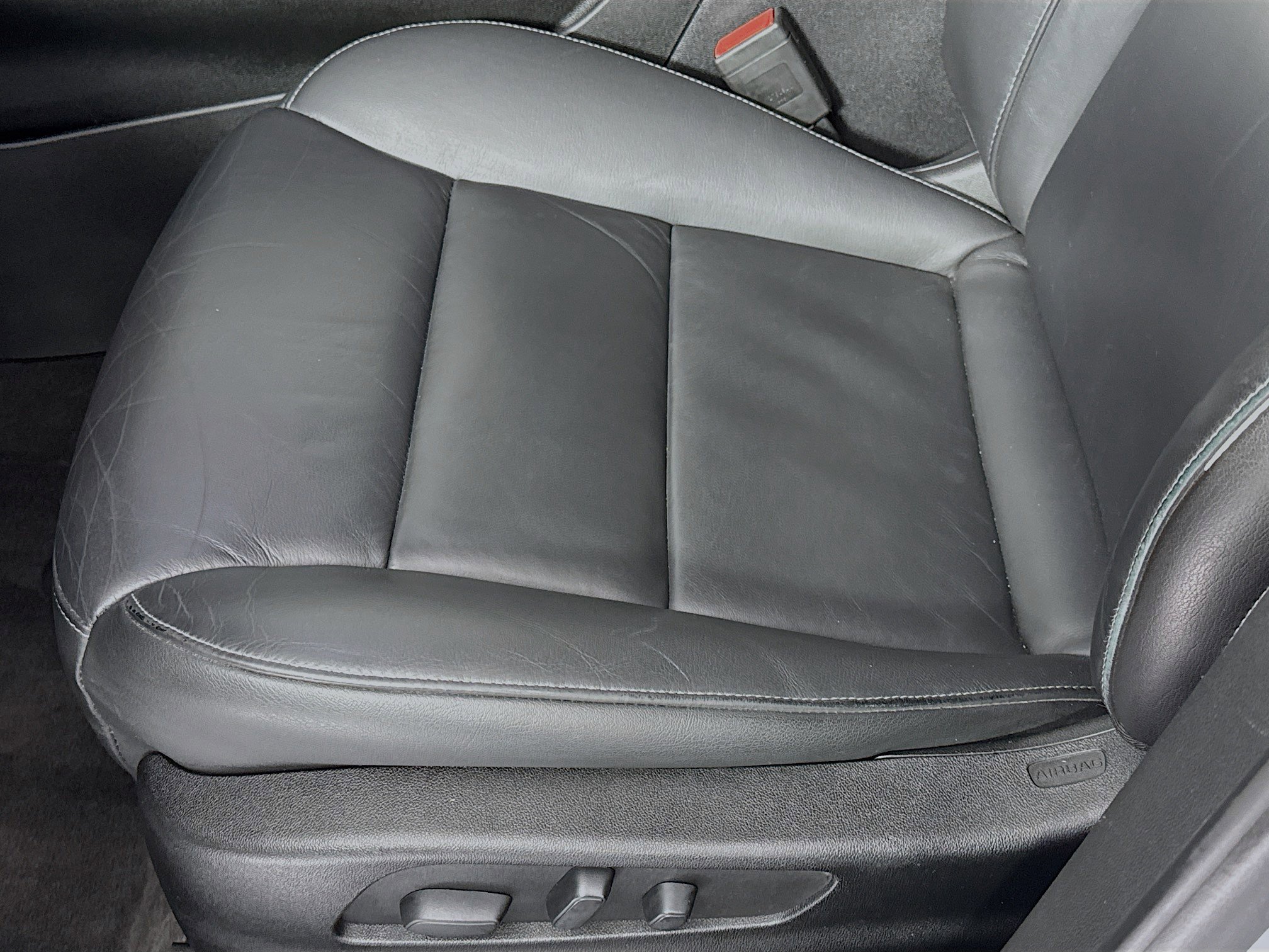 Used 2019 Cadillac XT4 Premium Luxury w/ Cold Weather Package image 18