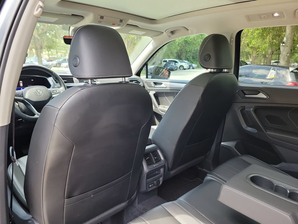 Used 2022 Volkswagen Tiguan SE w/ Panoramic Sunroof Package FWD image 11