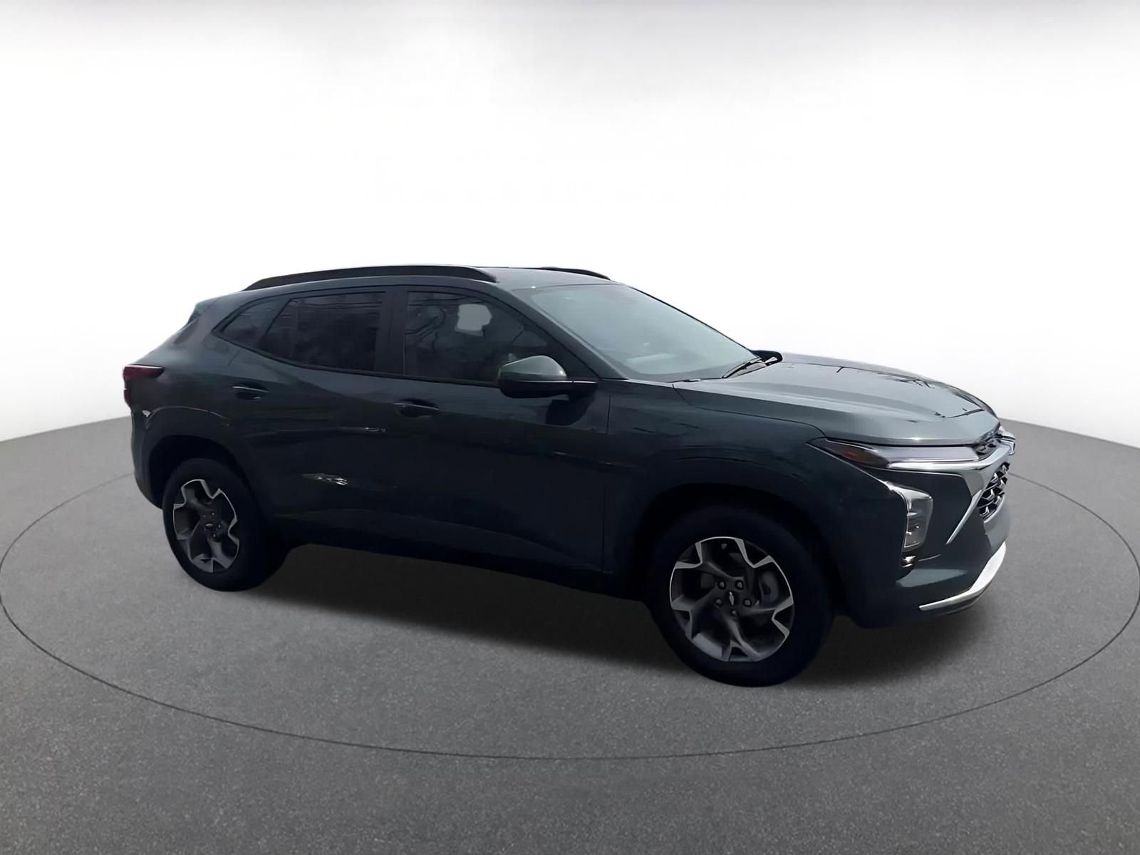 Used 2025 Chevrolet Trax LT w/ LT Convenience Package FWD image 2