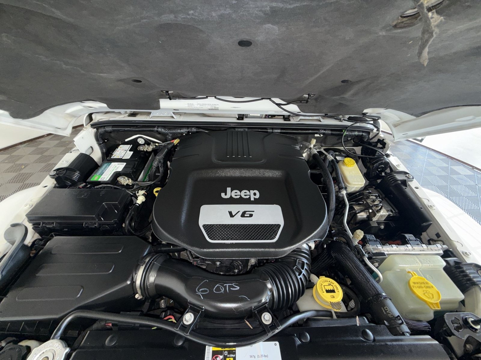 Used 2016 Jeep Wrangler Unlimited Sahara w/ Dual Top Group AWD/4WD image 25