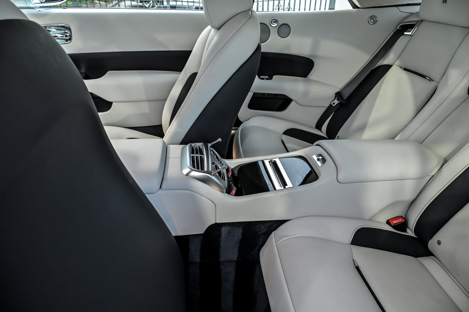 Used 2020 Rolls-Royce Dawn RWD image 28