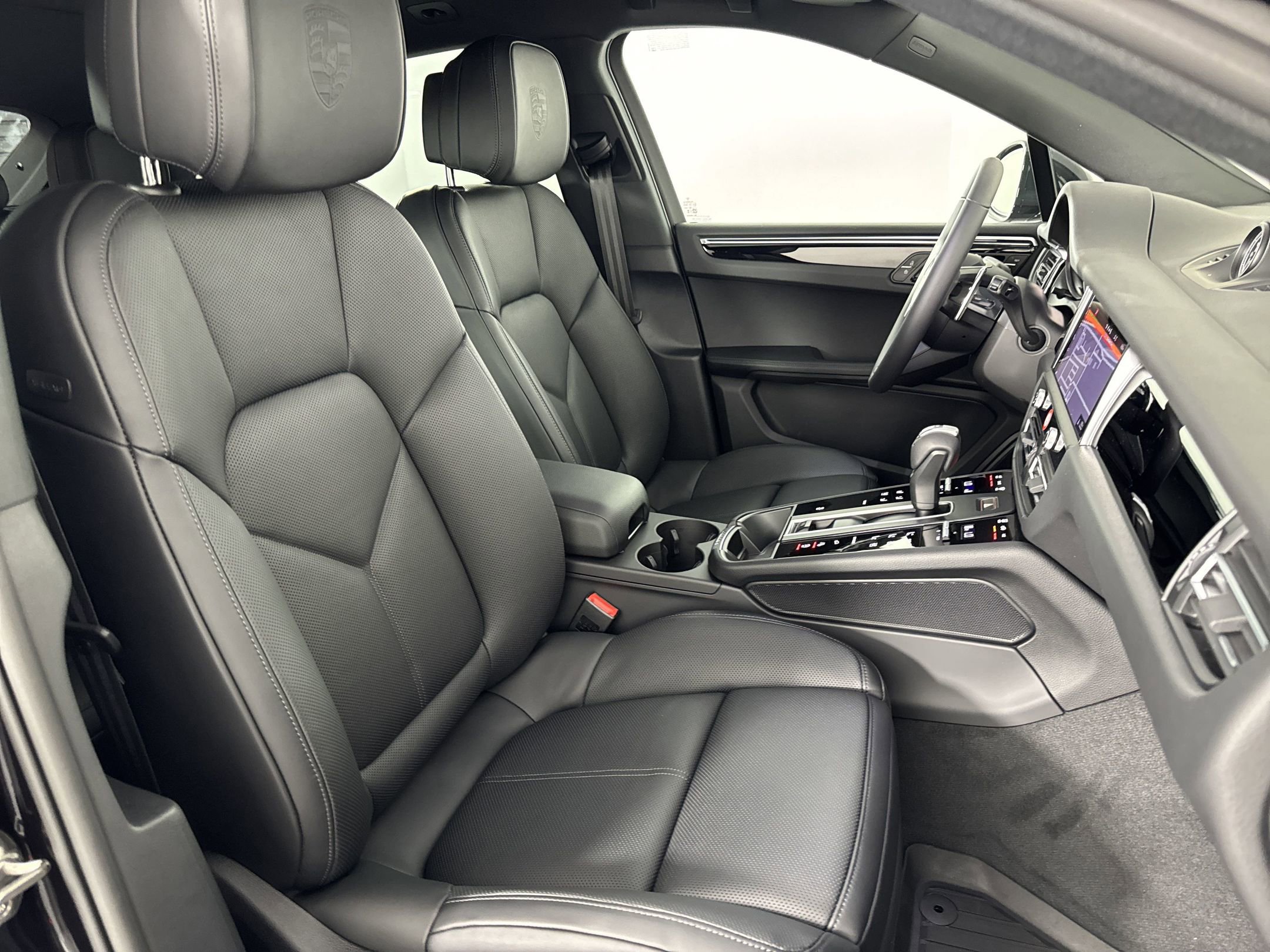 Certified 2025 Porsche Macan image 29