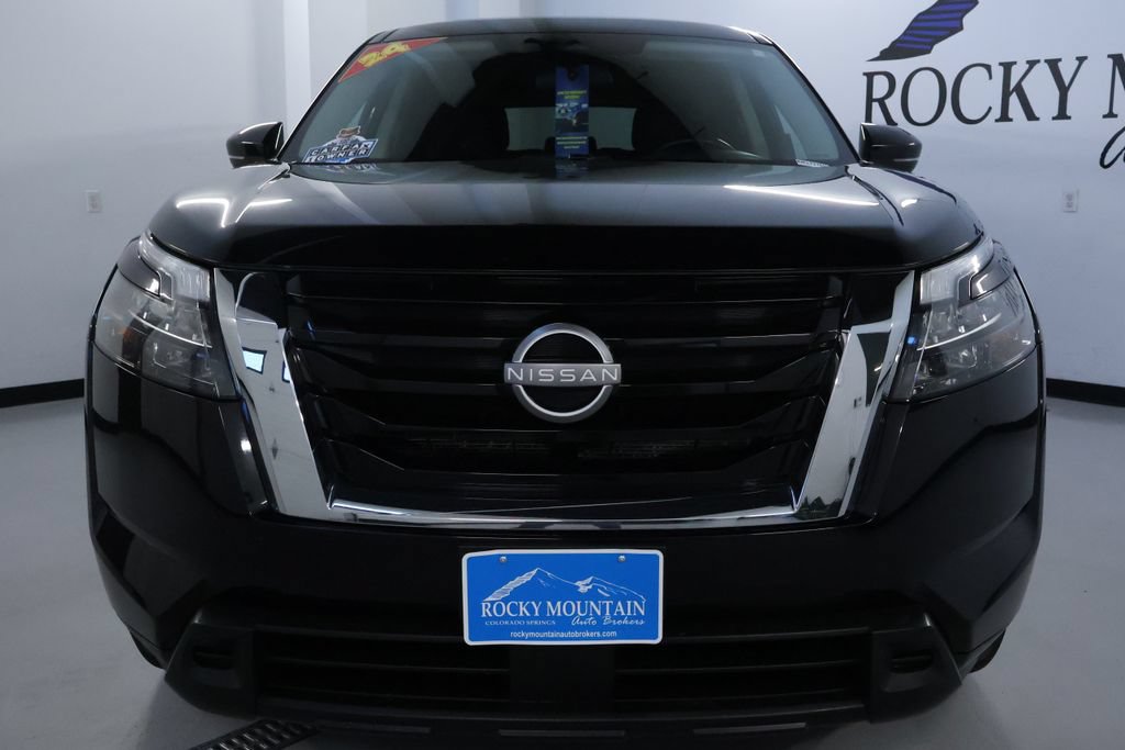 Used 2024 Nissan Pathfinder SV AWD/4WD image 2