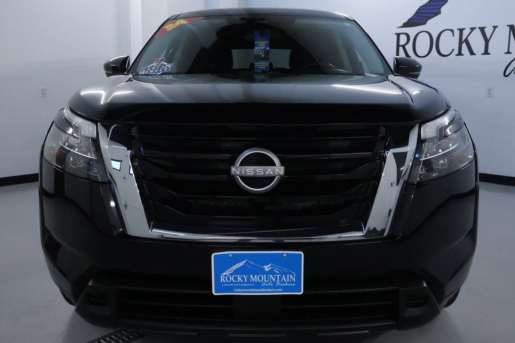 Used 2024 Nissan Pathfinder SV image 2