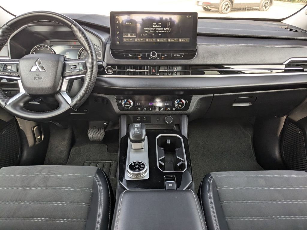 Used 2025 Mitsubishi Outlander SE AWD/4WD image 23