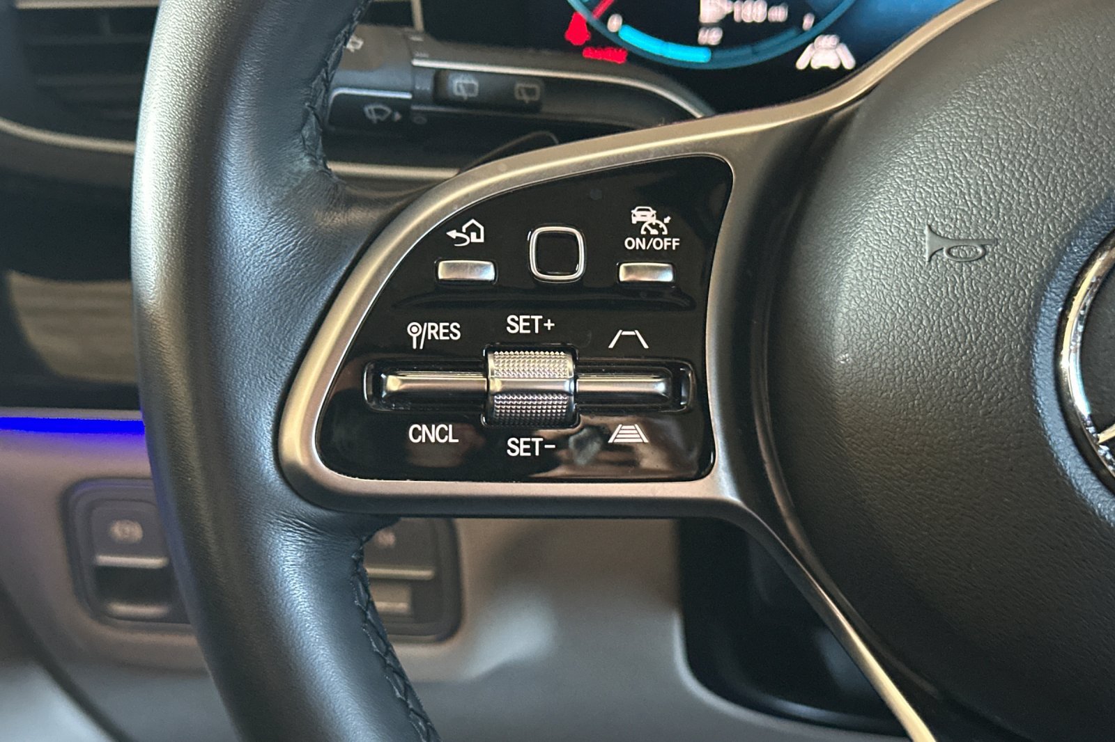 Used 2023 Mercedes-Benz GLS 450 4MATIC image 32