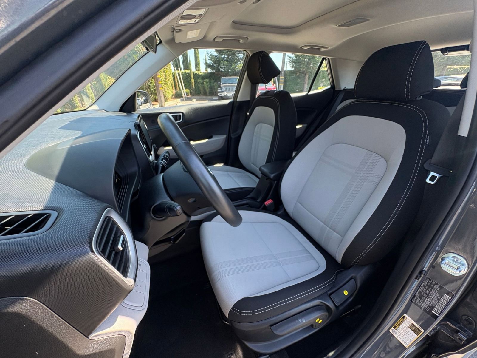Used 2025 Hyundai Venue SEL FWD image 37