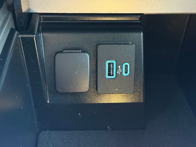 Used 2022 Ford Explorer XLT w/ Equipment Group 202A image 13