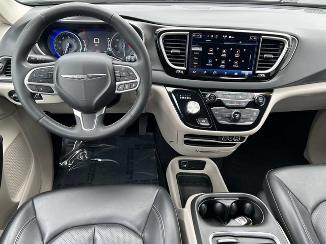 Used 2024 Chrysler Pacifica Touring-L FWD image 2