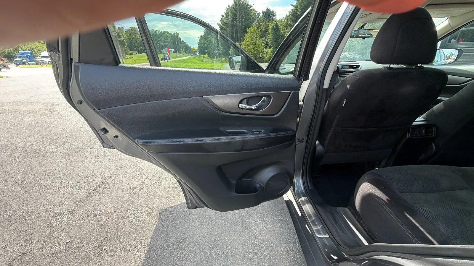Used 2014 Nissan Rogue SV w/ SV Premium Package AWD/4WD image 38