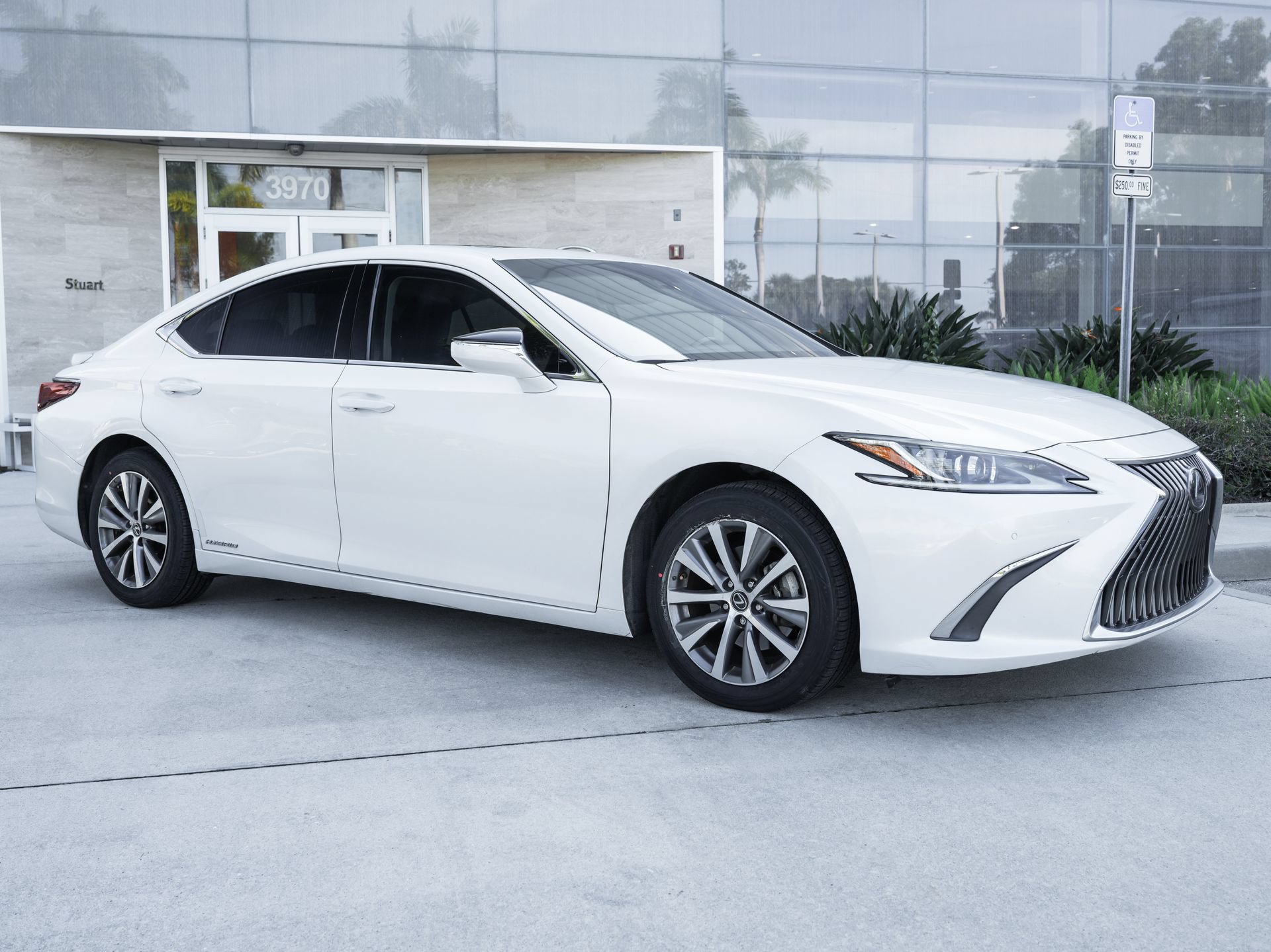 Used 2020 Lexus ES 300h w/ Premium Package FWD image 4