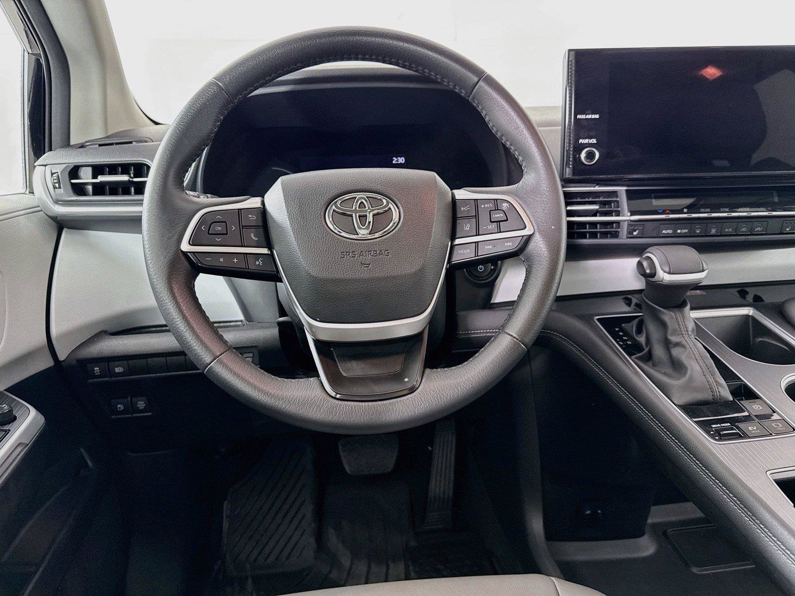 Certified 2025 Toyota Sienna XLE FWD image 31