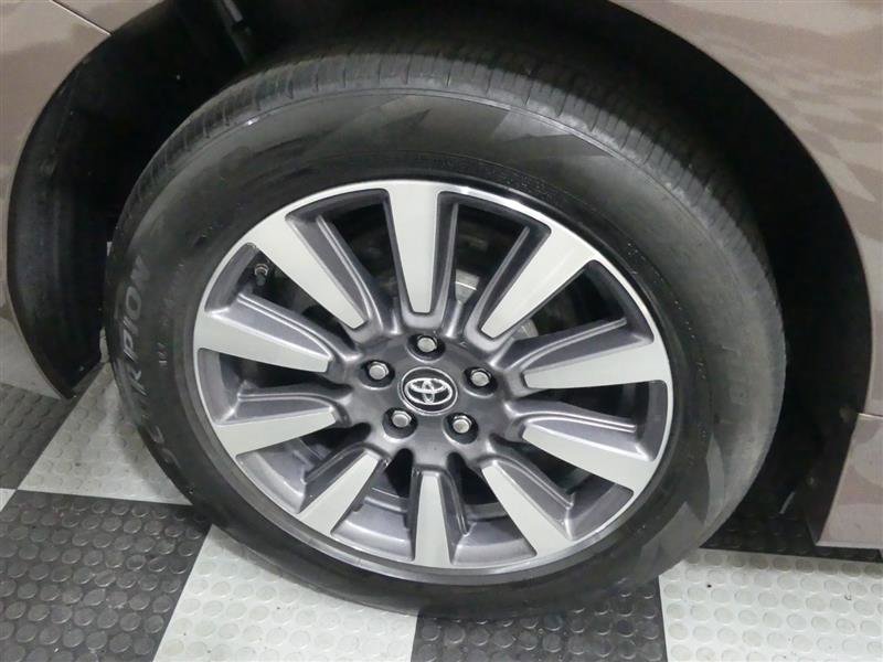 Used 2018 Toyota Sienna XLE Premium AWD/4WD image 17