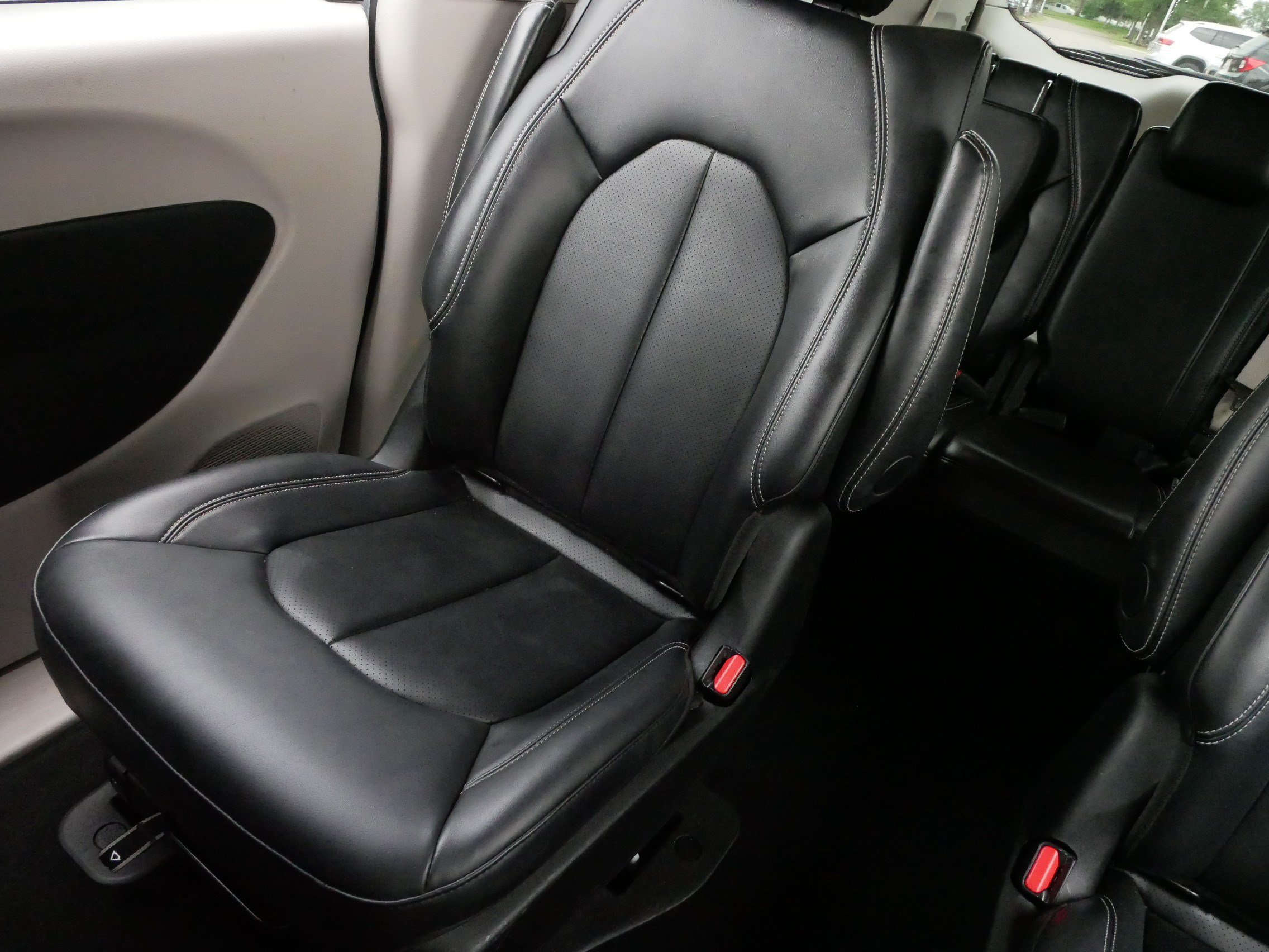 Used 2024 Chrysler Pacifica Limited FWD image 12