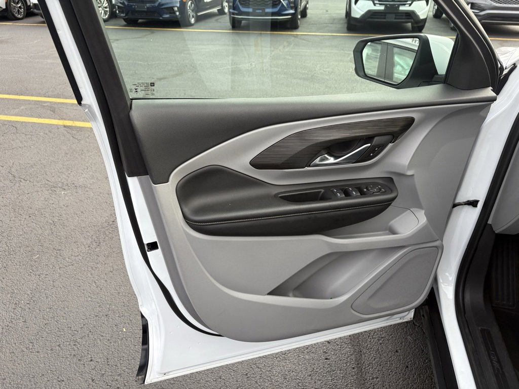 Used 2024 GMC Terrain SLE image 3