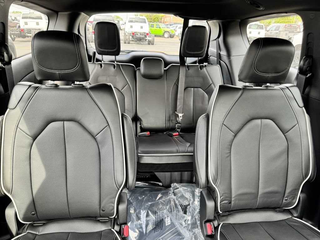 New 2026 Chrysler Pacifica Limited FWD image 13