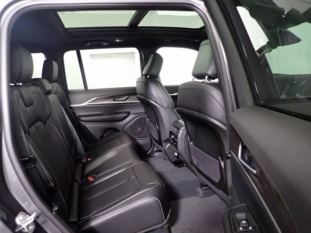 New 2025 Jeep Grand Cherokee Limited image 33