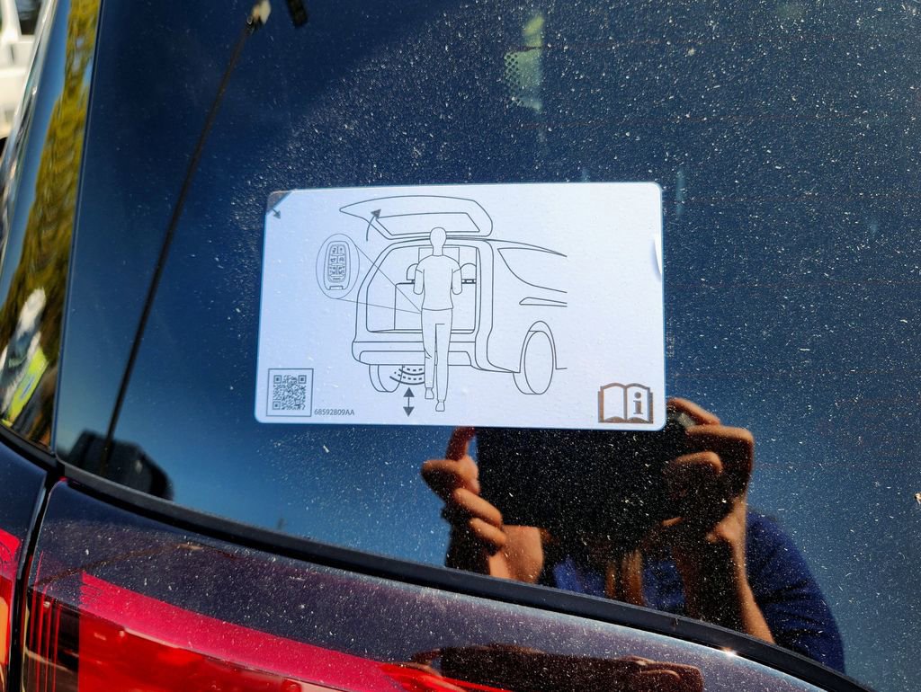 New 2026 Chrysler Pacifica Limited w/ Uconnect Theater Family Group image 36