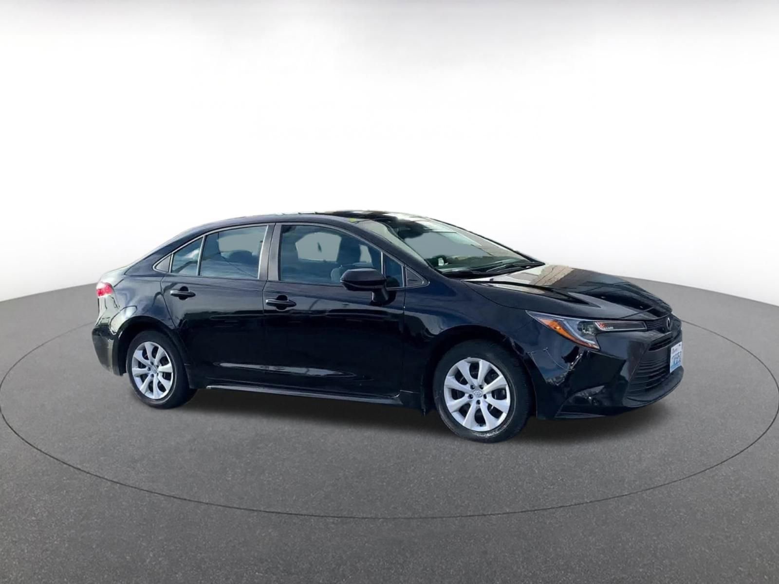 Used 2025 Toyota Corolla LE image 2