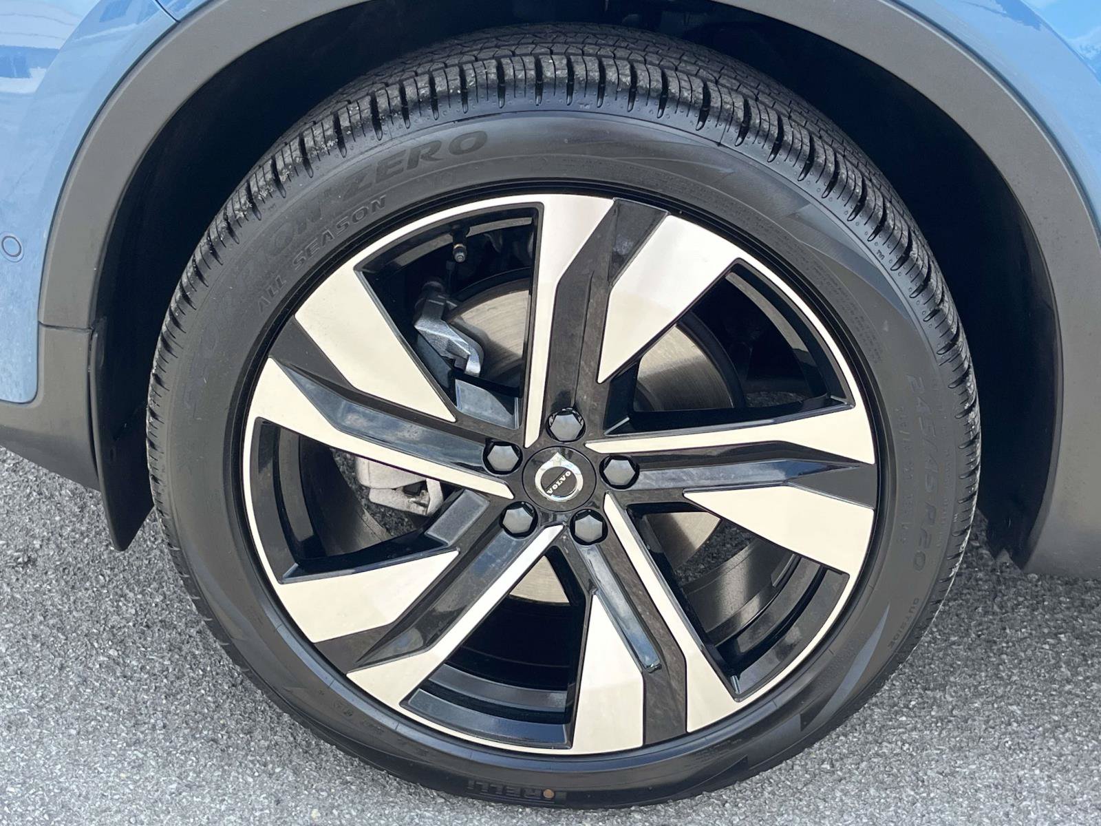 Certified 2024 Volvo XC40 B5 Plus w/ Protection Package Premier AWD/4WD image 9