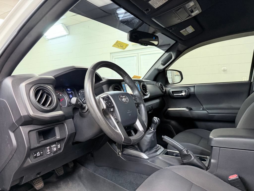 Used 2017 Toyota Tacoma TRD Sport w/ Tow Package AWD/4WD image 15