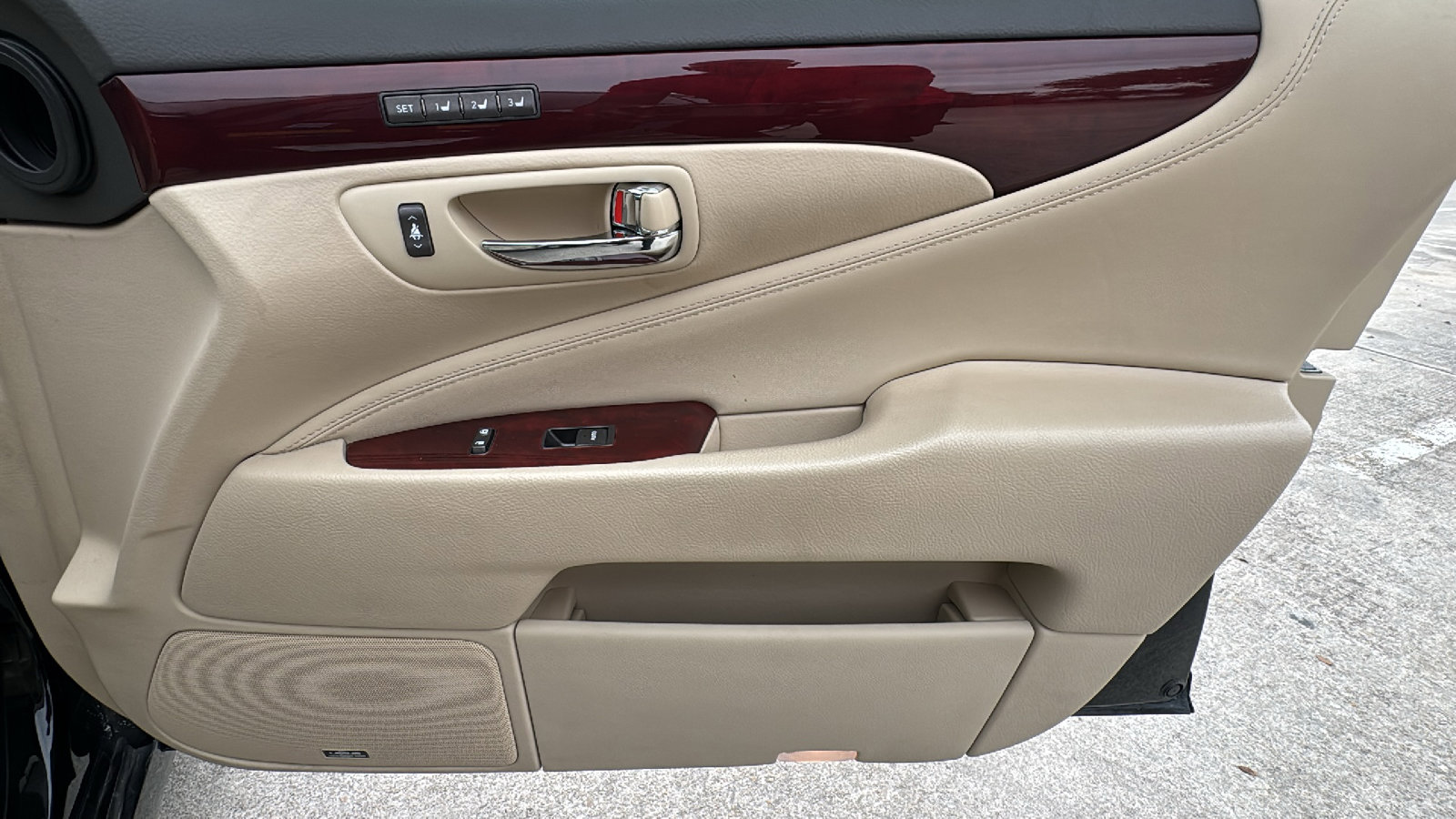 Used 2011 Lexus LS 460 w/ Comfort Pkg image 30