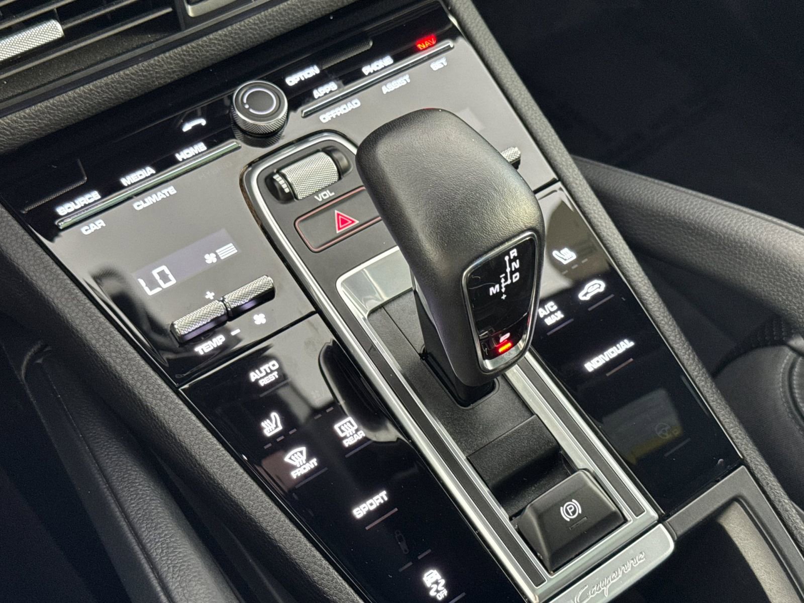 Certified 2023 Porsche Cayenne Platinum Edition image 25