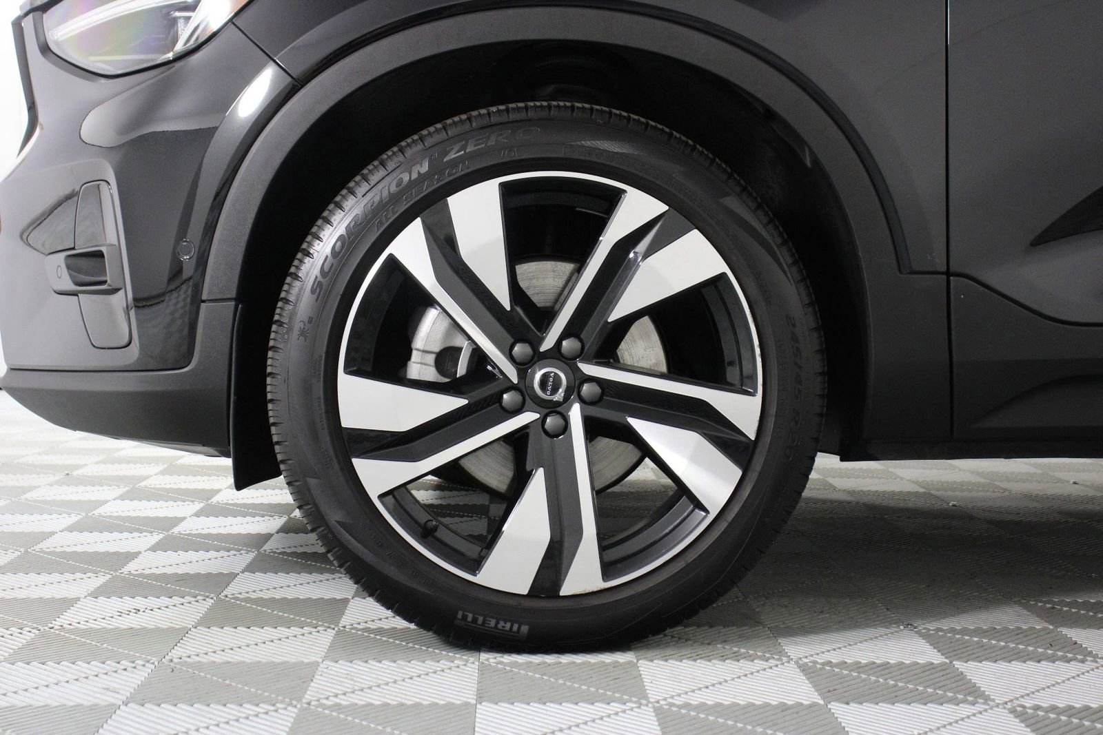 Certified 2025 Volvo XC40 B5 Plus AWD/4WD image 28