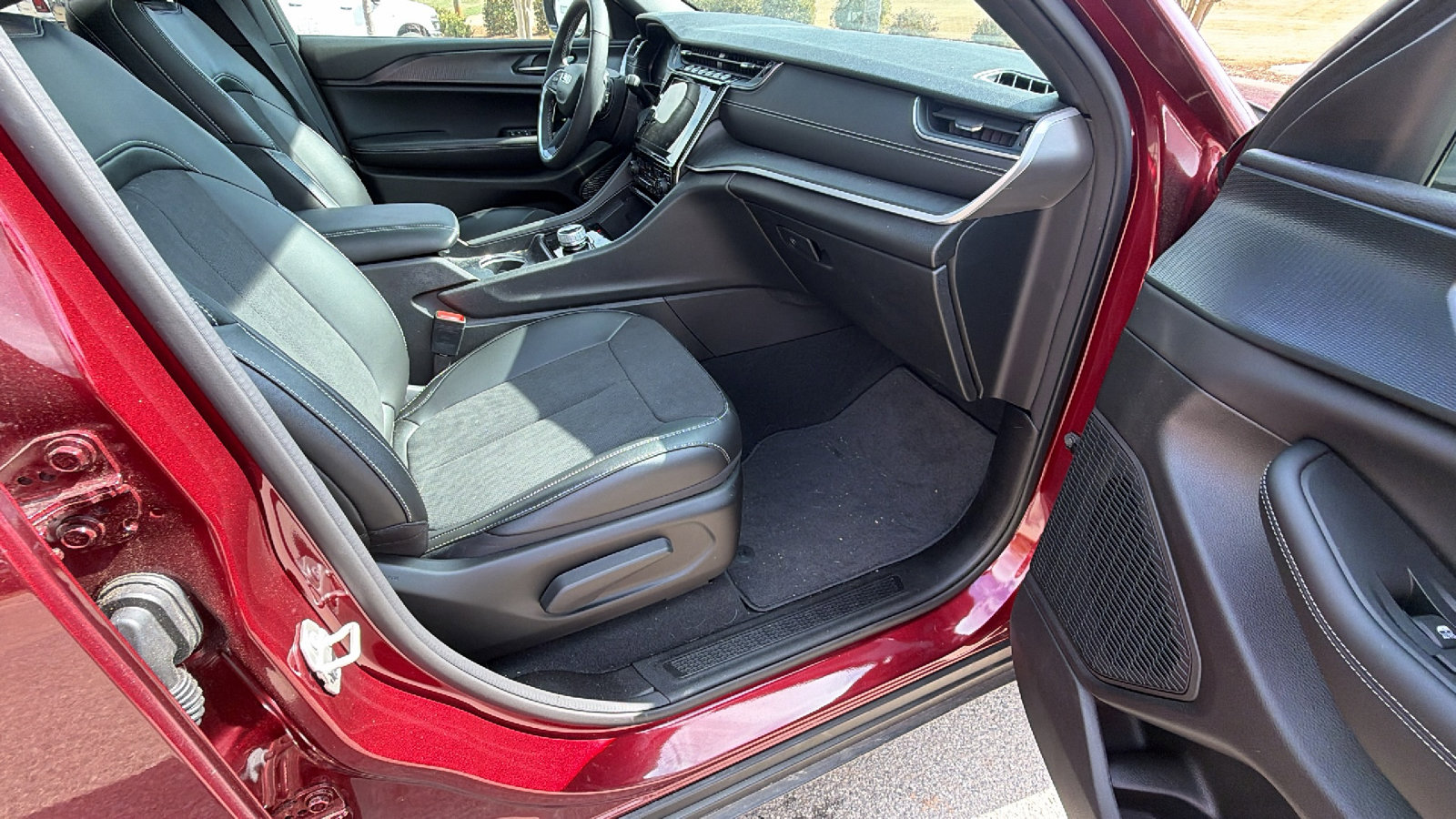 Certified 2024 Jeep Grand Cherokee Altitude image 20