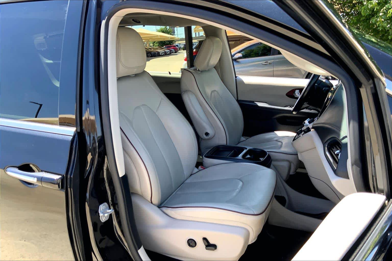 Used 2020 Chrysler Pacifica Limited FWD image 9