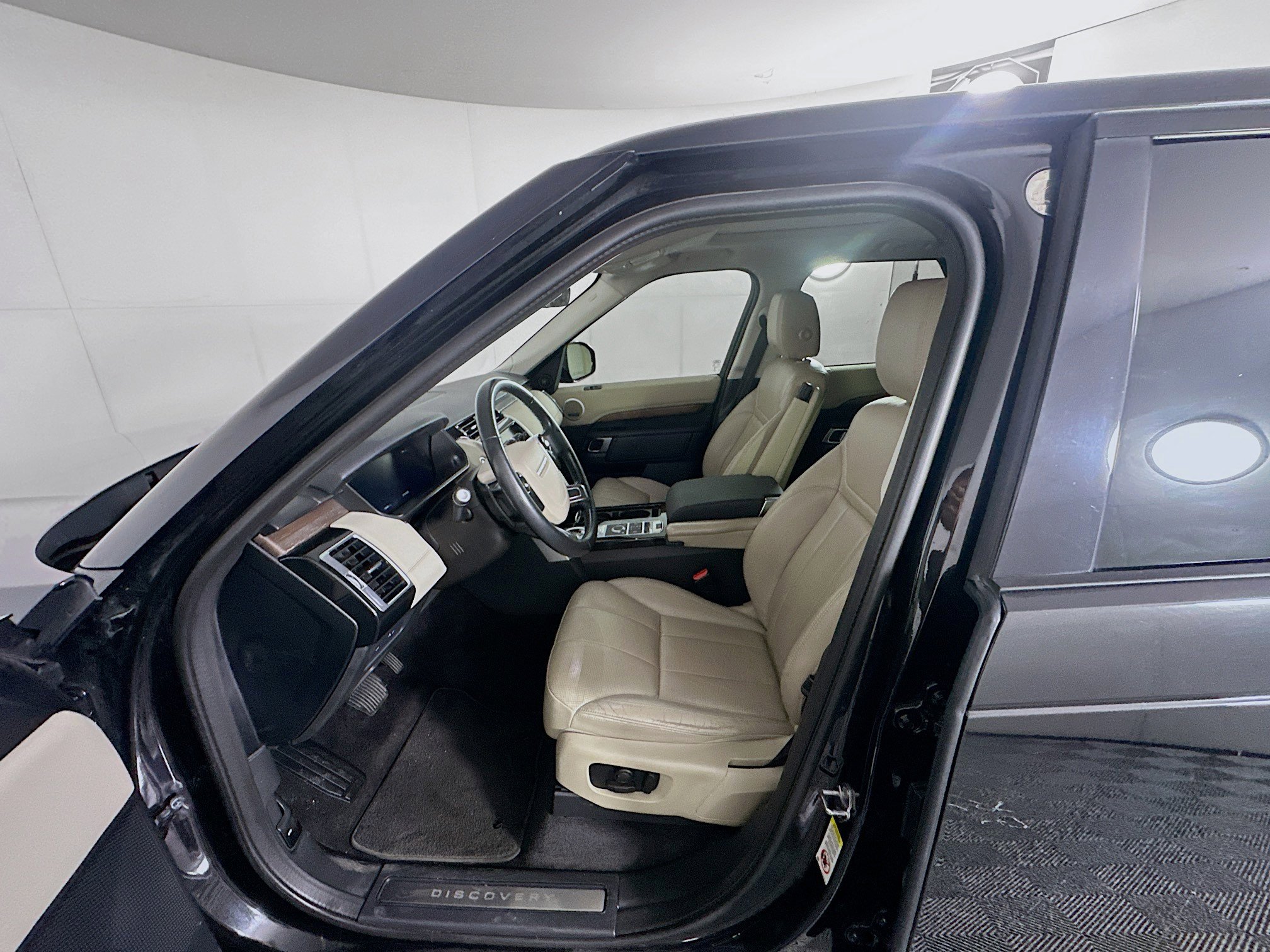 Used 2019 Land Rover Discovery HSE image 13