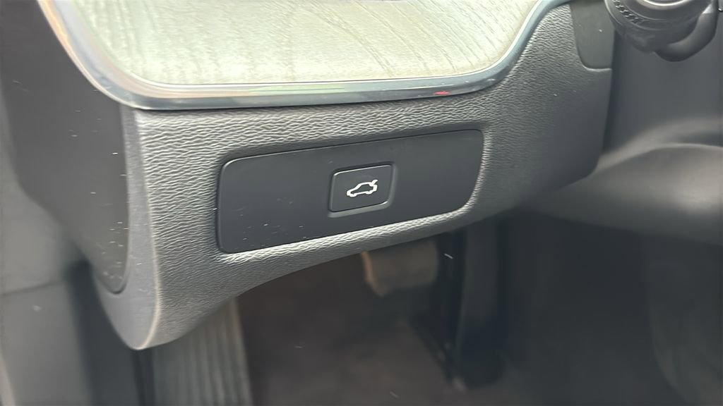 Certified 2025 Volvo XC60 B5 Plus AWD/4WD image 14