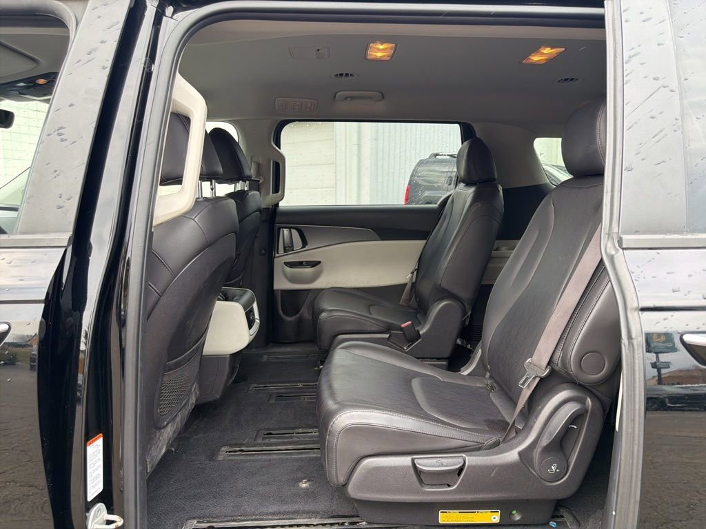 Used 2023 Kia Carnival LX FWD image 23