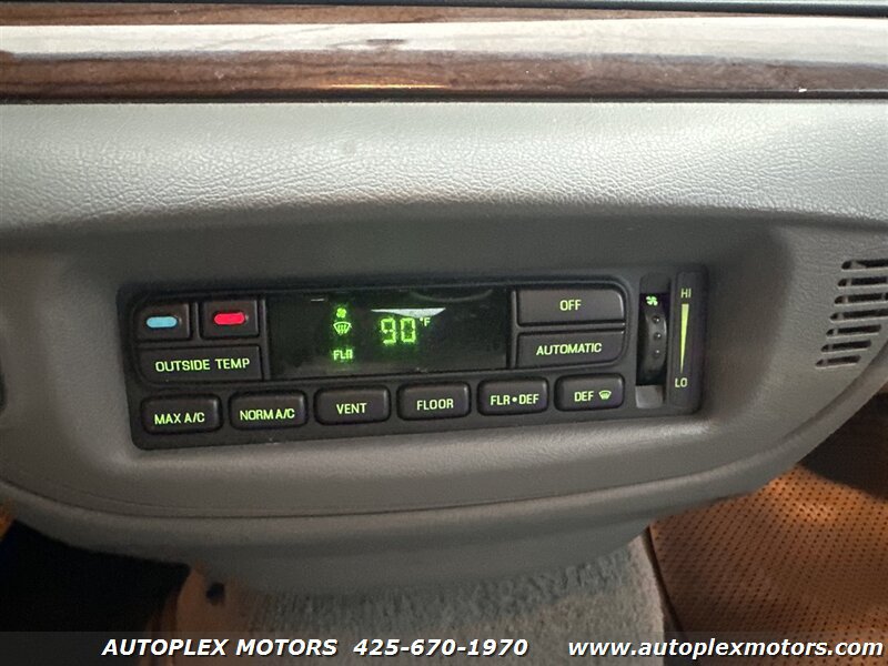 Used 2004 Ford Crown Victoria LX RWD image 21