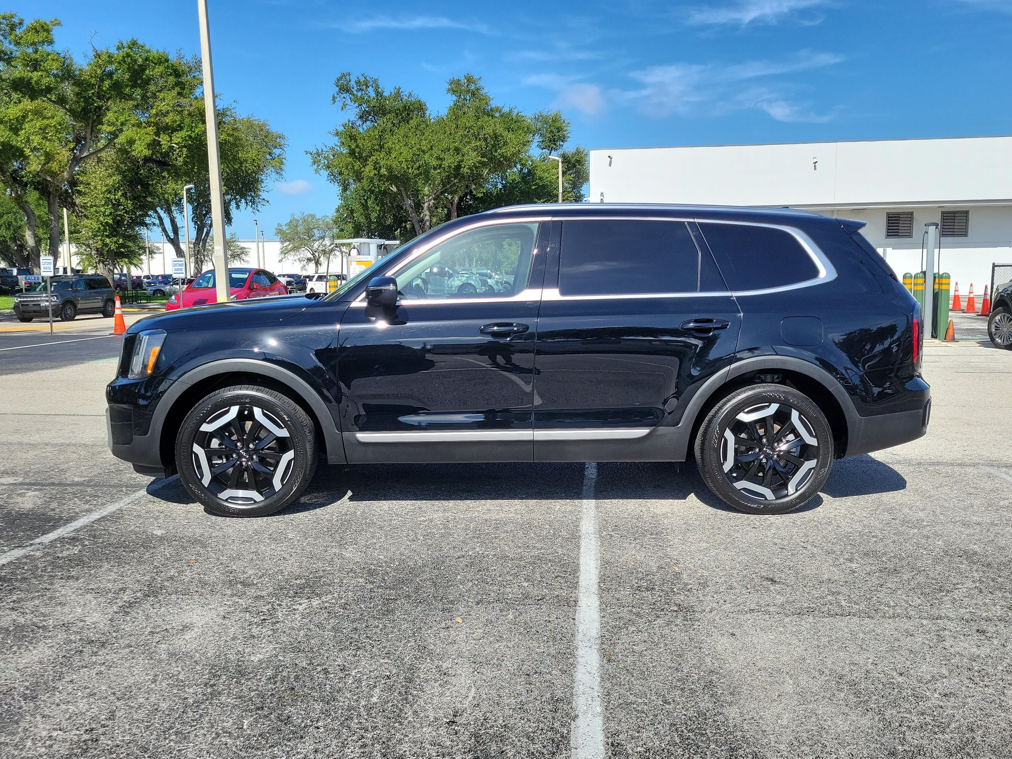 Used 2024 Kia Telluride EX w/ EX Captain's Chair Package FWD image 6