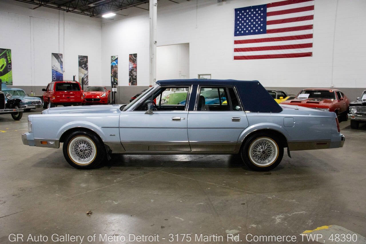 Used 1986 Lincoln Town Car image 3