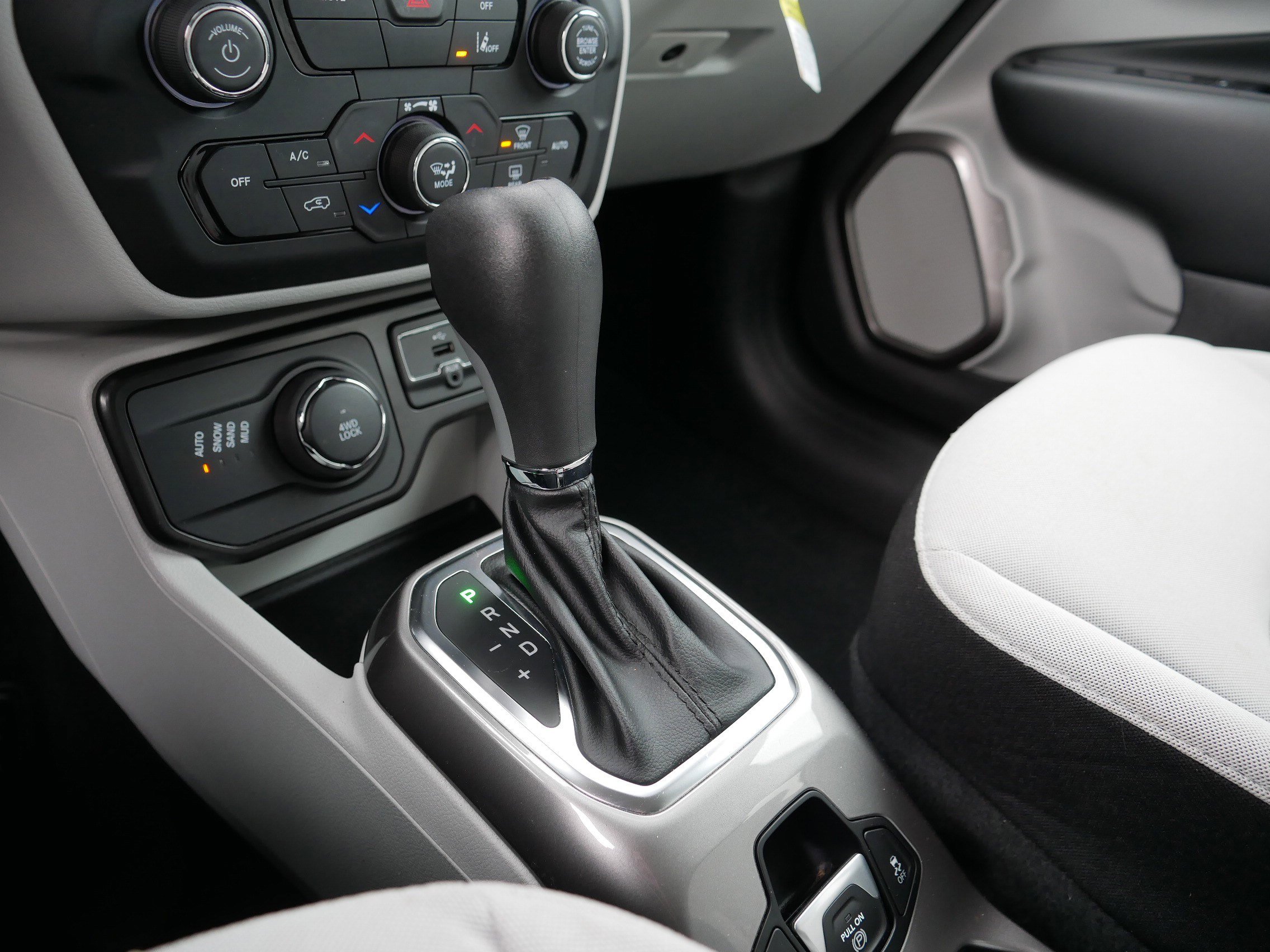 Certified 2022 Jeep Renegade Latitude w/ Convenience Group image 24