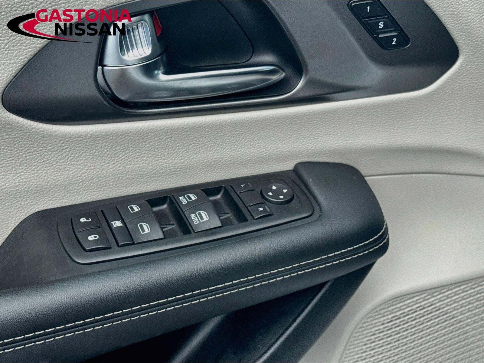 Used 2024 Chrysler Pacifica Touring-L FWD image 23