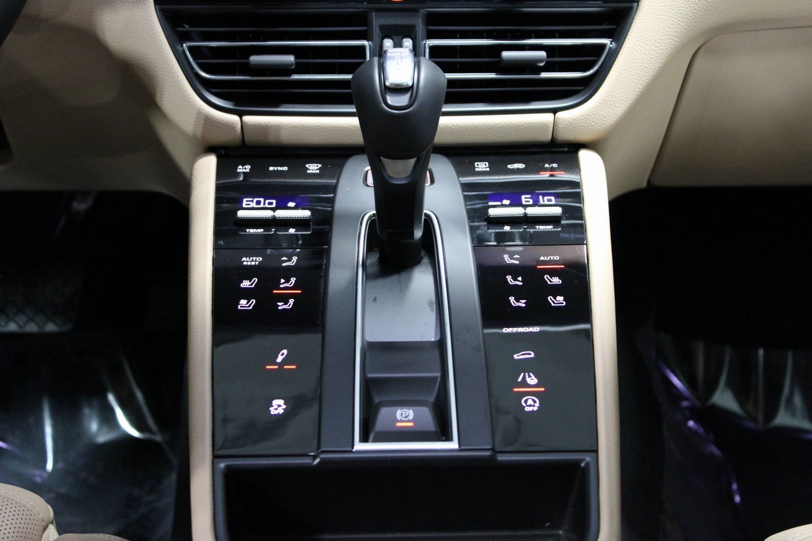 Certified 2025 Porsche Macan AWD/4WD image 33