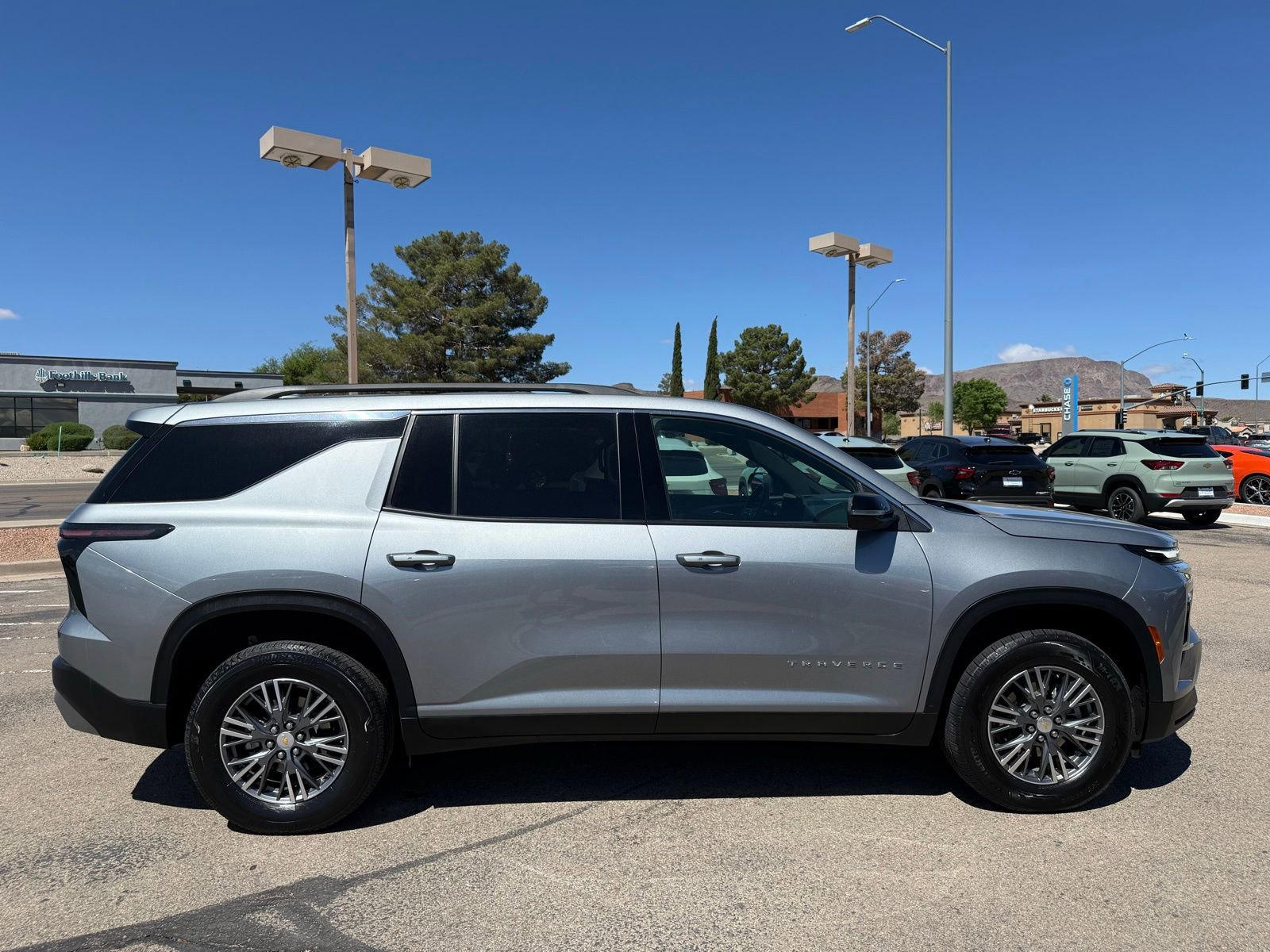 Used 2025 Chevrolet Traverse LT image 4