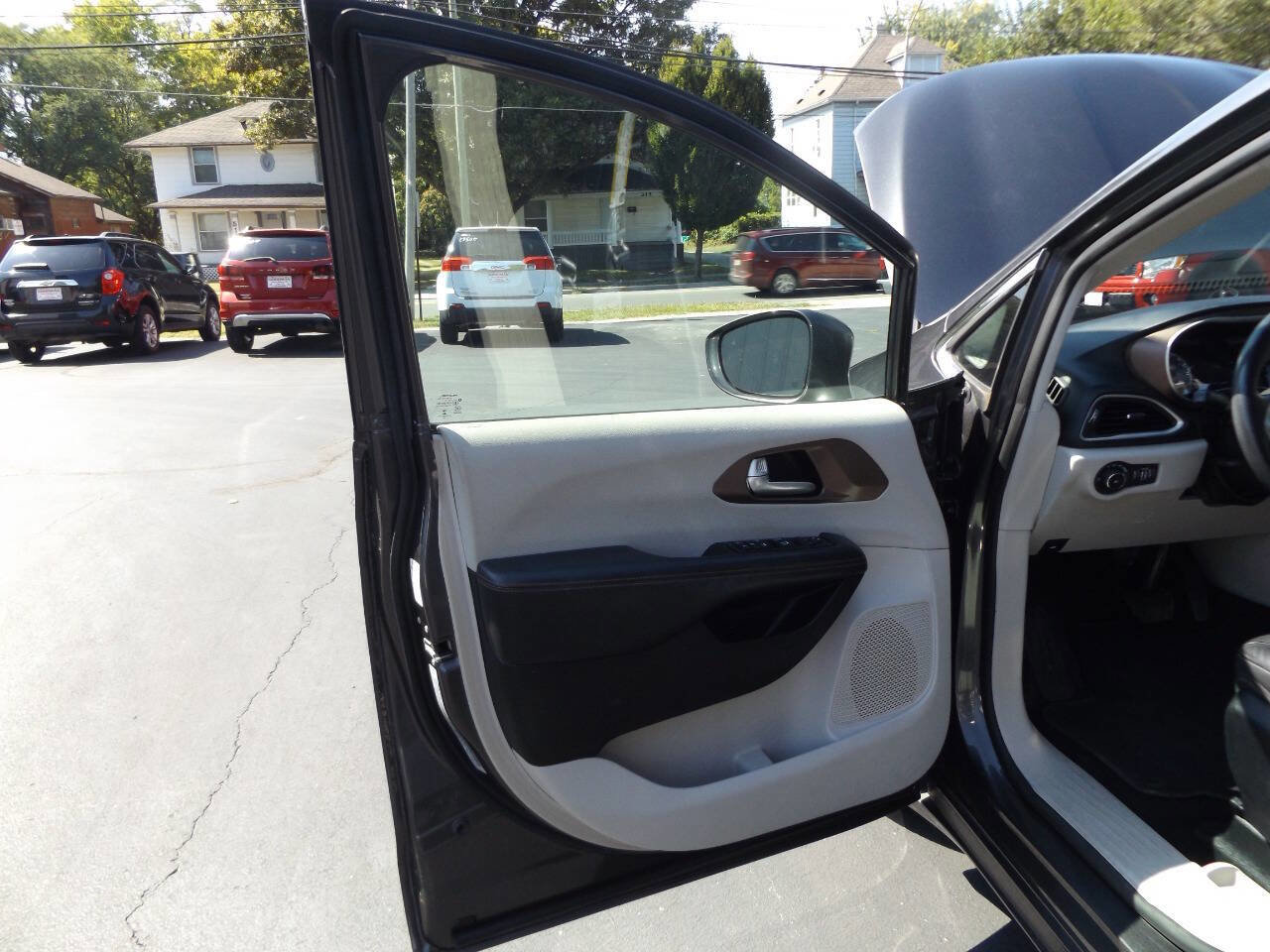 Used 2017 Chrysler Pacifica Touring-L image 17