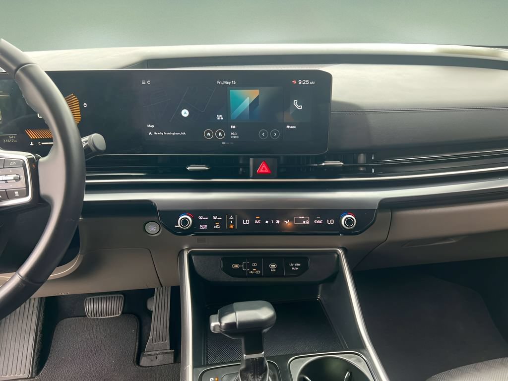 Used 2025 Kia Carnival FWD image 16