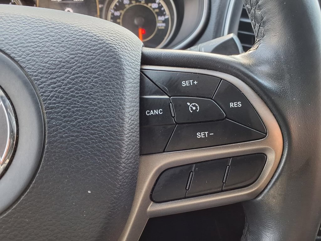Used 2019 Jeep Cherokee Latitude Plus AWD/4WD image 18