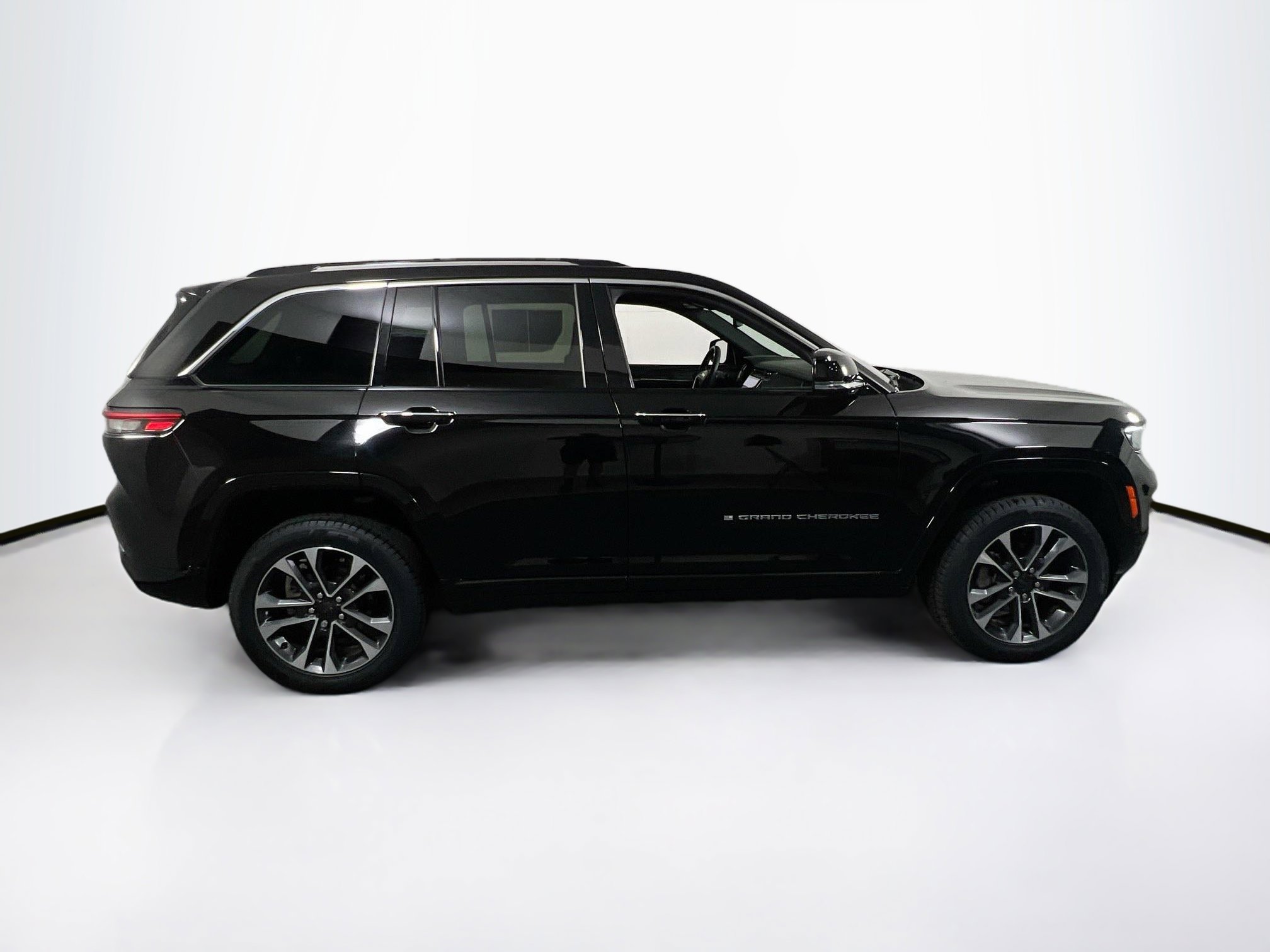 Used 2023 Jeep Grand Cherokee Overland image 4