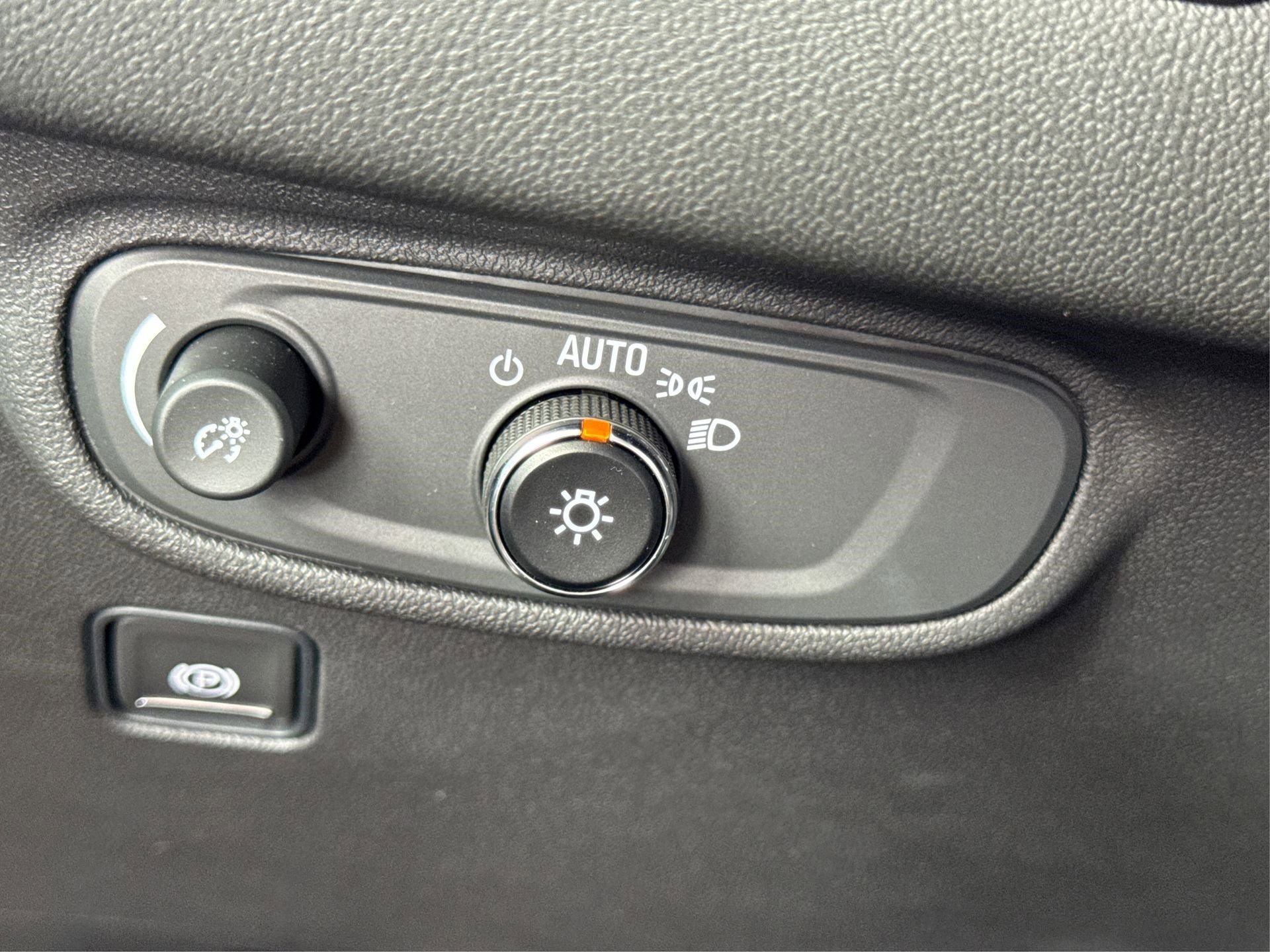 Used 2023 GMC Terrain SLE w/ Elevation Edition image 23