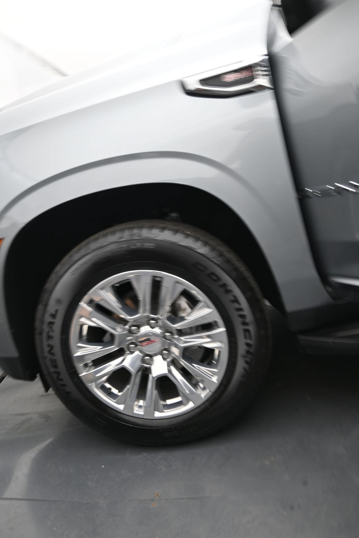 Used 2025 GMC Yukon Denali RWD image 17