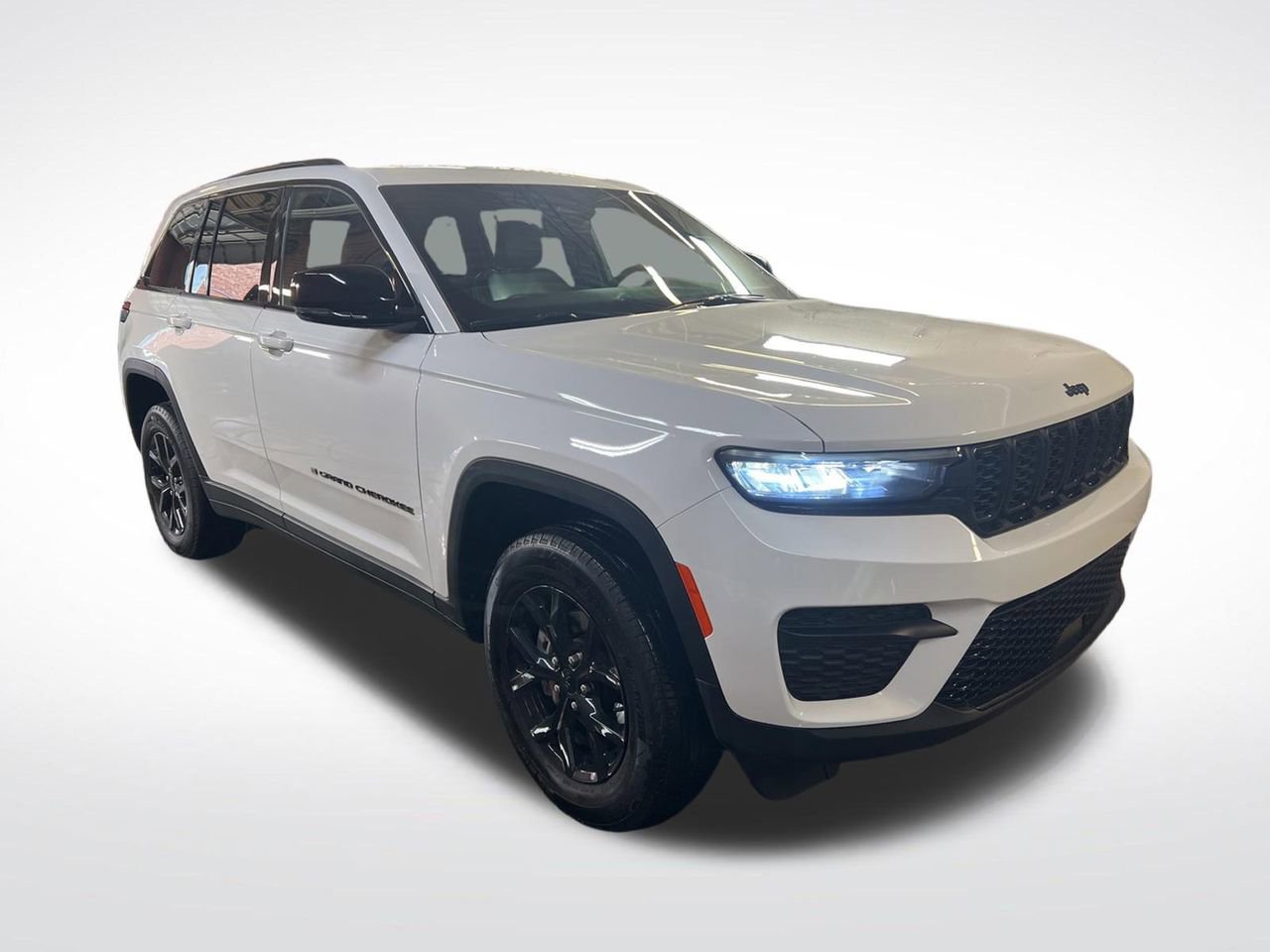 Used 2024 Jeep Grand Cherokee Altitude AWD/4WD image 9