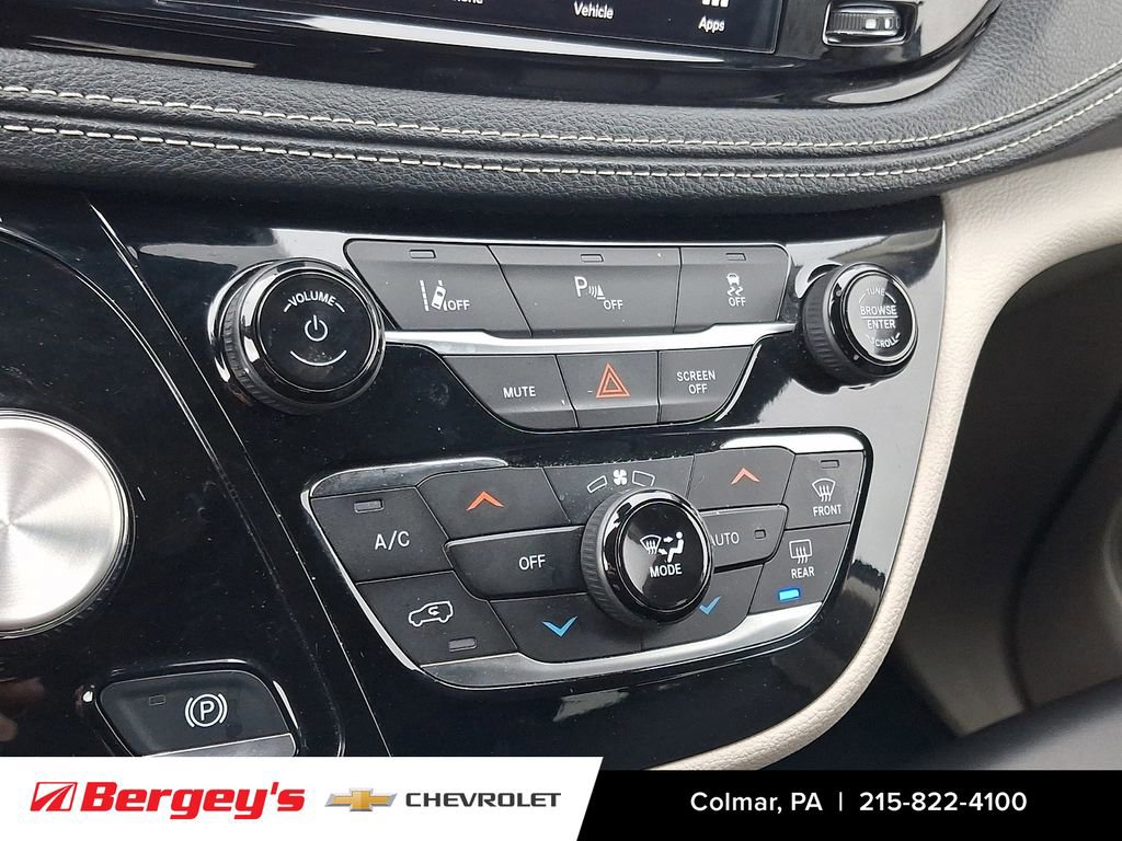 Used 2023 Chrysler Pacifica Touring-L image 19
