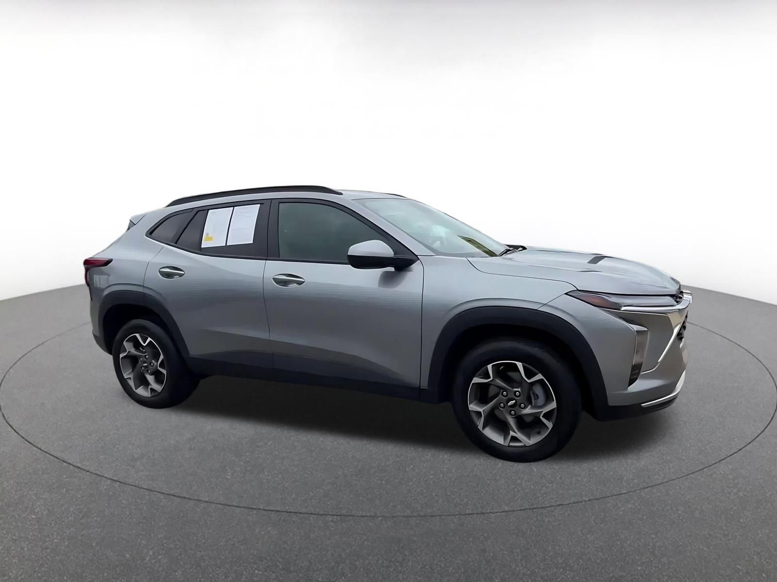 Used 2025 Chevrolet Trax LT FWD image 2